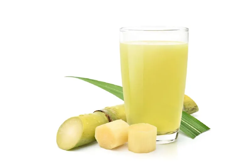 Mẹ bầu tươi cười uống nước mía