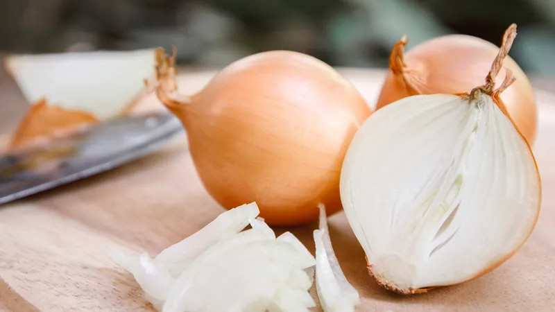 Củ hành tây tím và vàng tươi tròn mọng, tượng trưng cho sự đa dạng nông sản Việt
