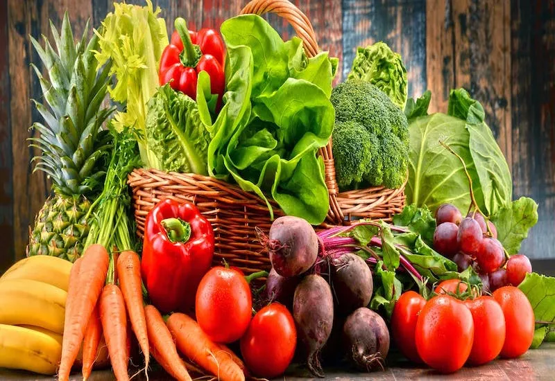 Rau củ quả tươi giàu Vitamin A và C là thực phẩm tốt cho người bị ho.