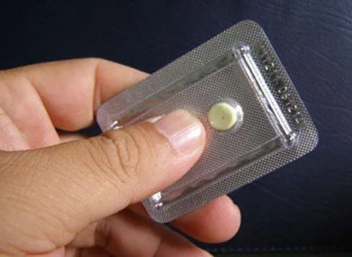 Thuốc ngừa thai nội tiết tố chứa estrogen có thể làm giảm lượng sữa mẹ