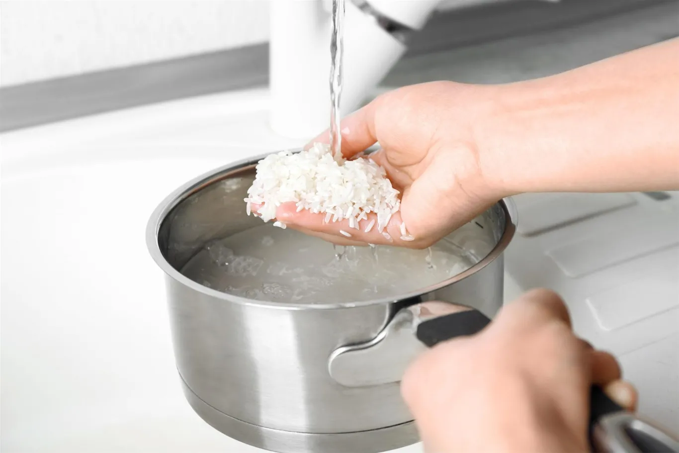 Gạo nếp được vo sạch và ngâm qua đêm với chút muối để xôi dẻo thơm