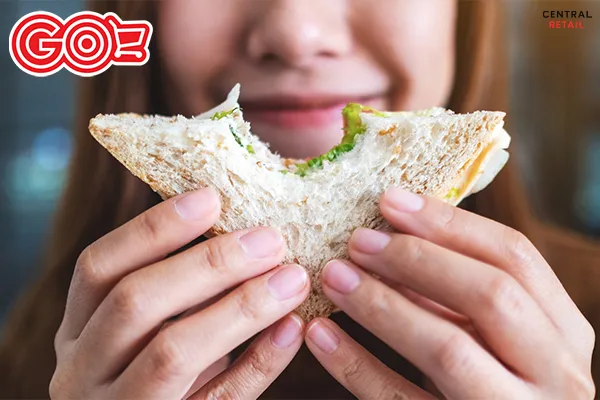 Một đĩa bánh mì gối cắt lát sẵn sàng cho bữa ăn nhẹ hoặc bữa sáng dinh dưỡng