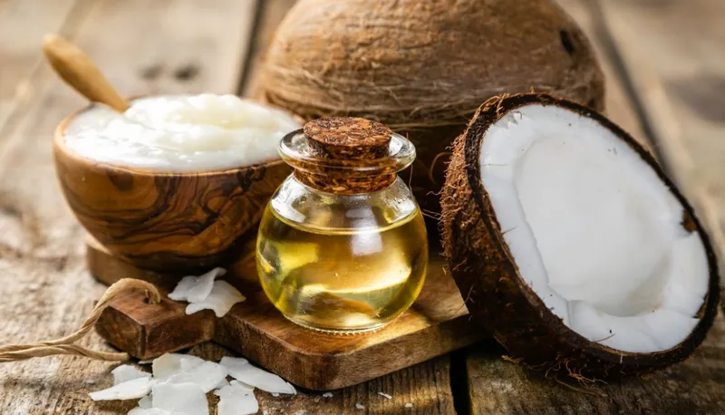 Dùng dầu dừa tự nhiên giúp phục hồi tóc khô xơ hiệu quả tại nhà