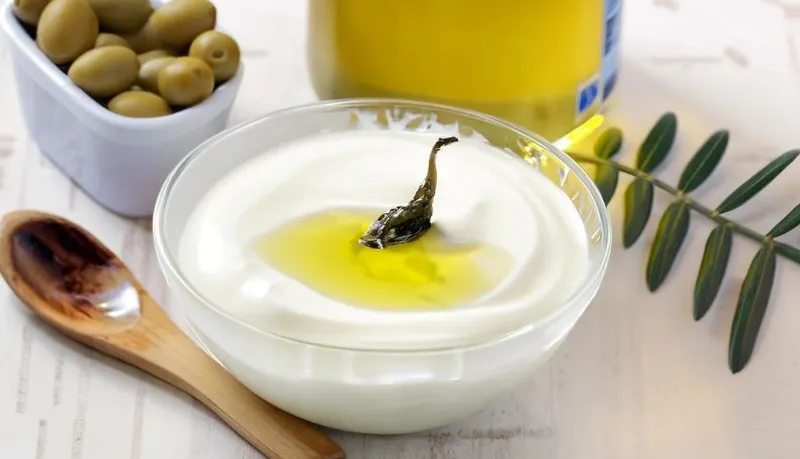 Hỗn hợp sữa chua và dầu ô liu bí quyết phục hồi tóc khô xơ mềm mượt