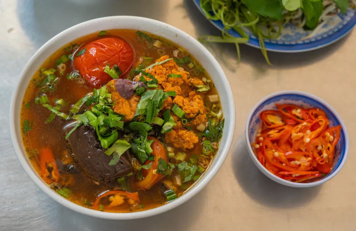 Một đĩa bún gạo tươi, thành phần chính trong tô bún riêu, có hàm lượng calo cần lưu ý