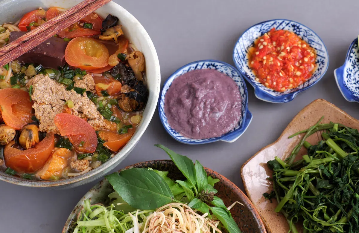 Bảng phân tích giá trị dinh dưỡng của bún riêu, cho thấy lượng protein, carbohydrate và chất béo