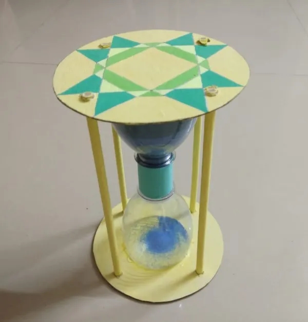 Đồng hồ cát làm từ chai nhựa cũ