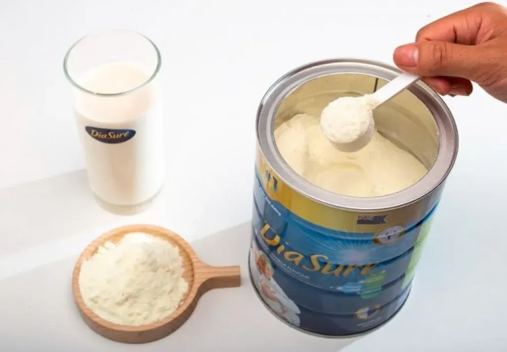 Ly sữa Diasure và hộp sữa, minh họa cách pha sữa đúng chuẩn