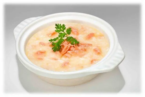 Cháo cá hồi nấu với rau súp lơ, khoai tây