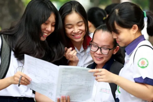 Nữ sinh khối A00 thảo luận, tìm hiểu các ngành nghề phù hợp