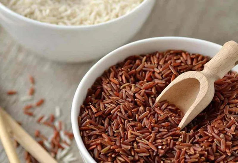 Hạt gạo lứt còn nguyên cám, biểu tượng cho nguồn dinh dưỡng dồi dào từ nông sản tự nhiên