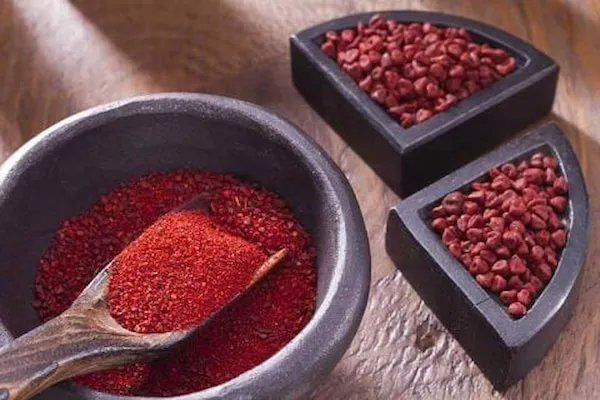 Vải được nhuộm màu tự nhiên từ hạt điều màu