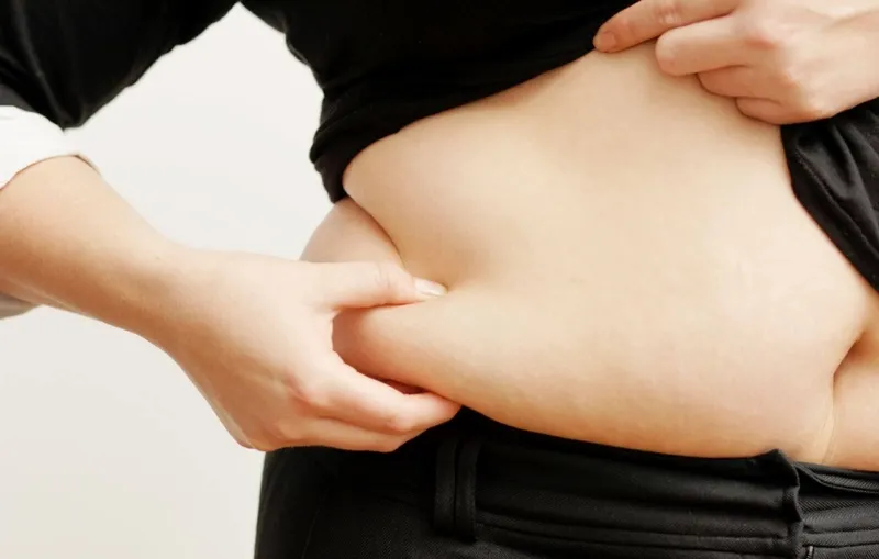 Đĩa lớn chứa nhiều miếng đậu hũ chiên vàng giòn