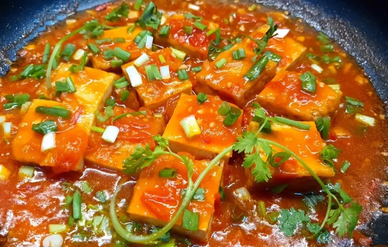 Món đậu hũ chiên sốt cà chua đỏ tươi hấp dẫn