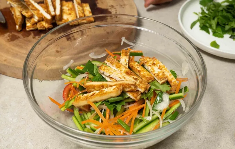 Món salad đậu hũ chiên trộn rau củ tươi ngon