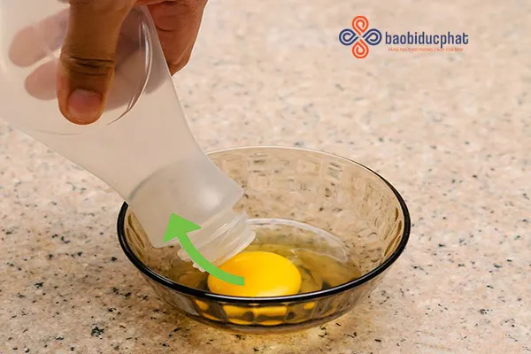 Dụng cụ tách lòng đỏ trứng gà từ chai nhựa