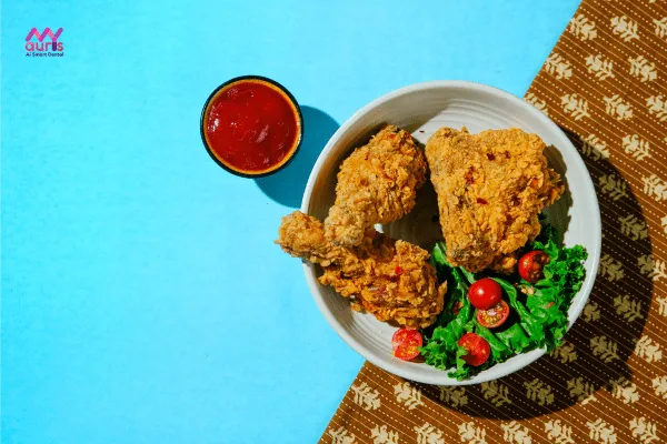 Khẩu phần gà rán được phục vụ cùng đĩa salad rau xanh tươi mát