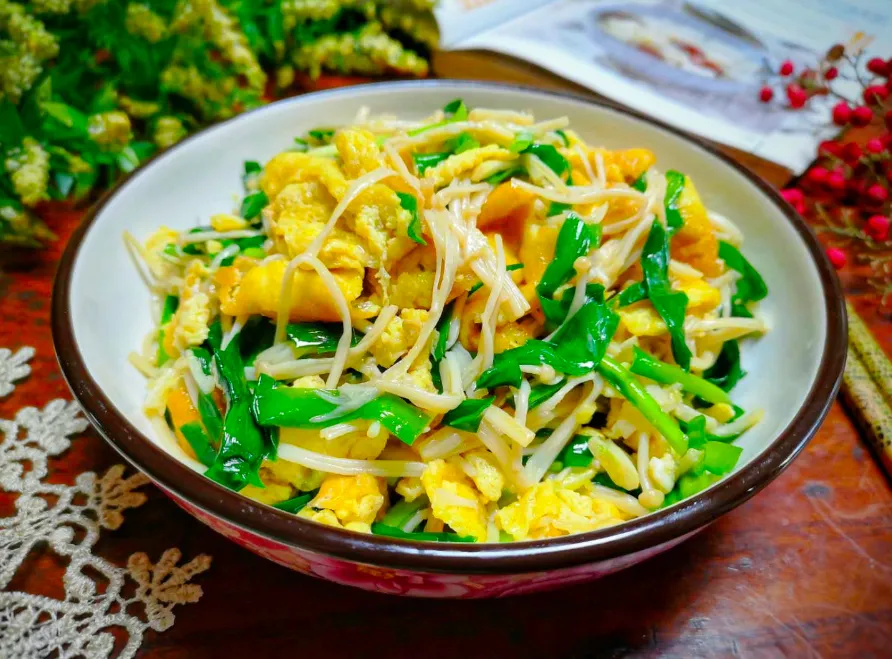 Trứng rán lá hẹ, món ăn quen thuộc của mọi nhà