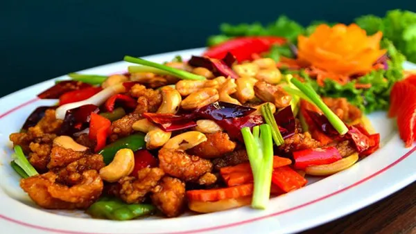 Món ăn với màu sắc hấp dẫn từ hạt điều màu tự nhiên