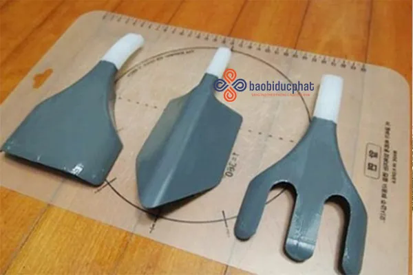 Xẻng xúc đất làm từ can nhựa cũ