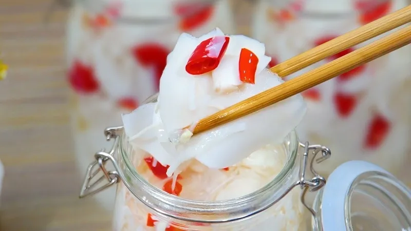 Đĩa măng ngâm chua màu xanh non, chưa đạt độ chín - hình ảnh cảnh báo về măng chưa được chế biến kỹ dễ gây ngộ độc