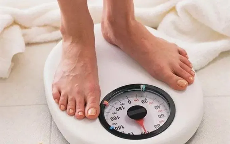 Đĩa bánh tráng trộn đầy ắp, gợi cảm giác ngon miệng nhưng nhiều calo do chứa tinh bột và chất béo