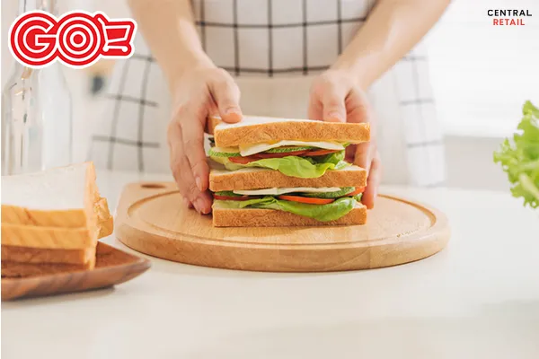 Những lát bánh mì gối được xếp gọn gàng trên đĩa, sẵn sàng để ăn hoặc chế biến