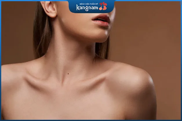Nốt ruồi ở hõm cổ có tính cách cởi mở, năng động