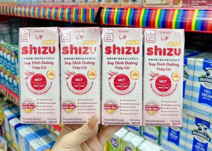 Ba loại sữa Shizu pha sẵn khác nhau được đặt cạnh nhau