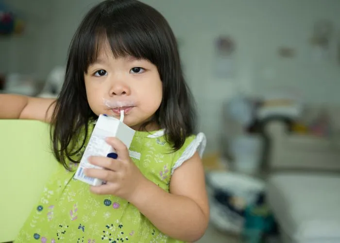 Người mẹ đang cẩn thận kiểm tra thông tin trên hộp sữa Shizu
