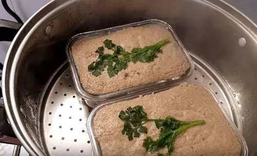 Hấp pate thịt lợn trong nồi cơm điện, đảm bảo pate chín đều và thơm ngon