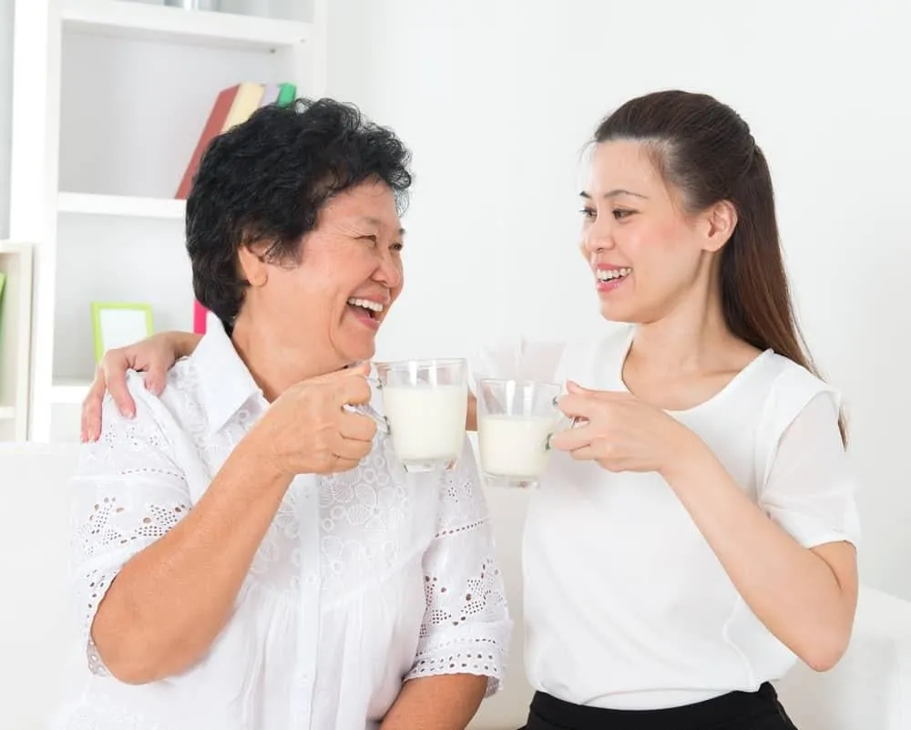 Hình ảnh một ly sữa thơm ngon bên cạnh hạt ngũ cốc, tượng trưng cho dinh dưỡng xương khớp
