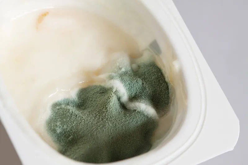 Sữa chua đã mở bao bì không nên để quá lâu ngoài không khí