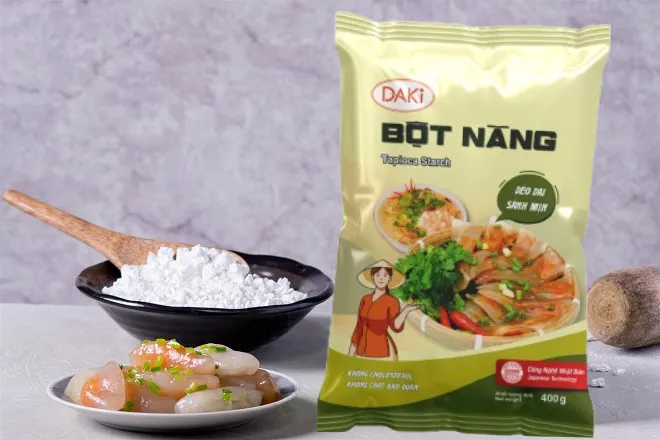 Bánh bột lọc tôm thịt hấp dẫn bày trên lá chuối xanh