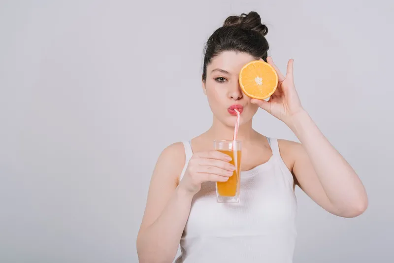 Uống nước cam tươi mỗi ngày mang lại nhiều lợi ích cho làn da rạng rỡ