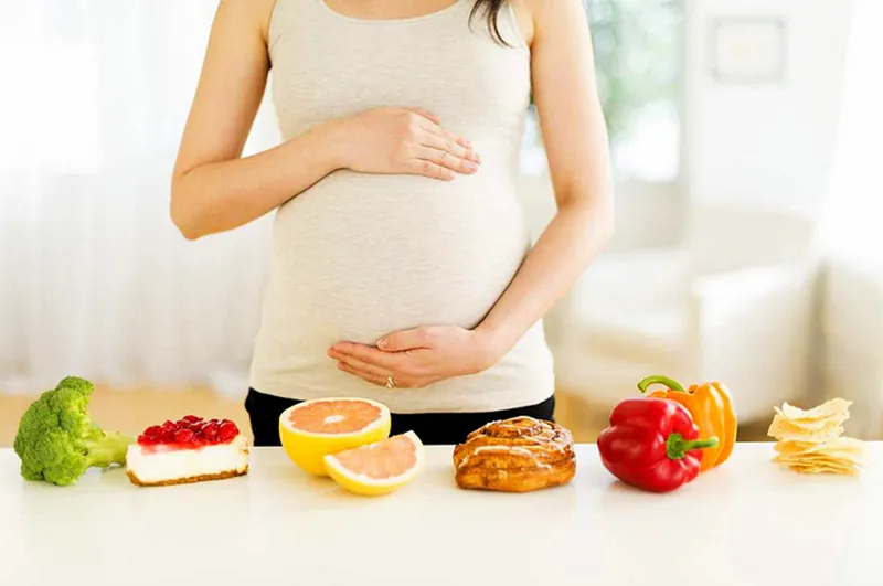 Phụ nữ mang thai thưởng thức xoài sấy dẻo giàu Axit Folic