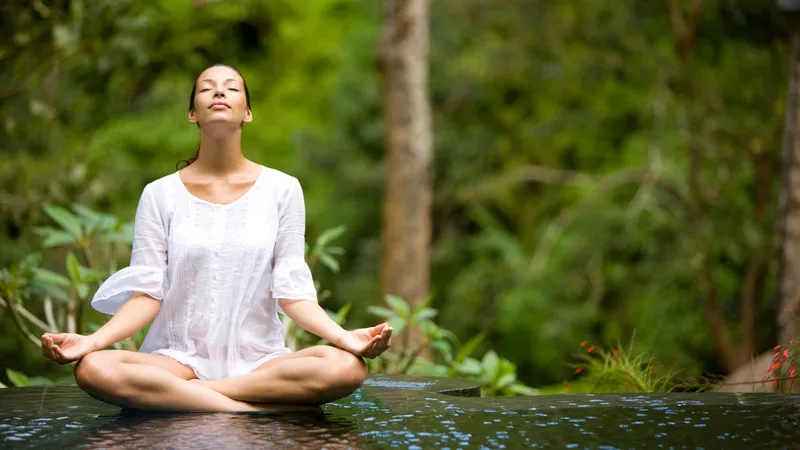 Người phụ nữ tập yoga để duy trì vóc dáng khỏe mạnh