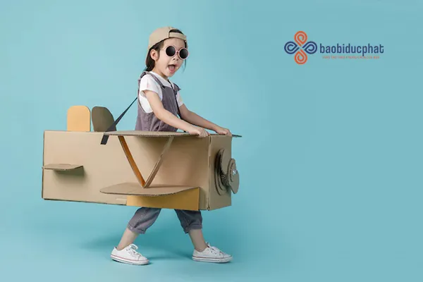 Máy bay làm từ thùng carton cho trẻ em