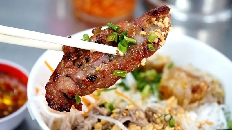 Một tô bún thịt nướng truyền thống đầy đủ các loại nguyên liệu