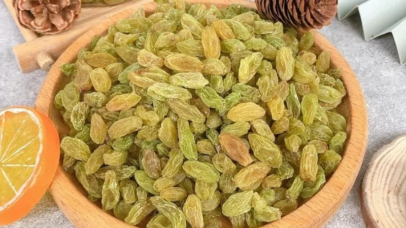 Mứt nho khô với màu sắc hấp dẫn, hương vị chua ngọt đặc trưng