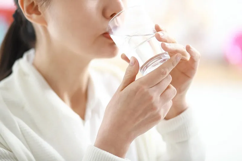 Uống nhiều nước sau khi ăn Kitkat giúp no lâu và hỗ trợ tiêu hóa
