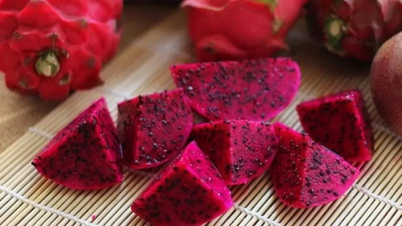 100g thanh long đỏ chứa khoảng 60 calo