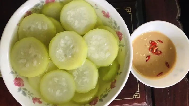Bầu luộc giàu chất xơ và nước, giúp bạn cảm thấy no lâu hơn, hỗ trợ giảm cân hiệu quả