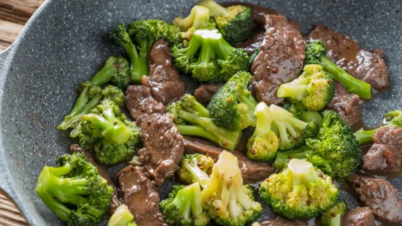 Bông cải xanh xào thịt bò là một món ăn phù hợp với người muốn giảm cân, tăng cơ, vừa ngon miệng vừa đủ chất