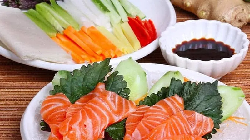 Gỏi cá hồi tươi mát, thanh đạm, là món khai vị hấp dẫn không lo tăng cân
