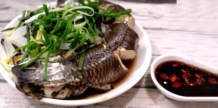 Cá luộc hành hoa đơn giản, dễ làm, mang lại bữa ăn bổ dưỡng và lành mạnh