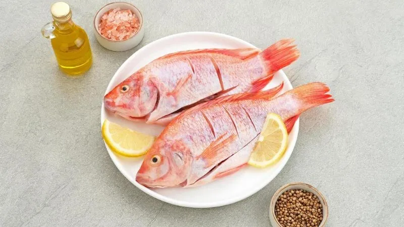 Bạn có thể dùng muối, chanh, giấm, rượu trắng để ướp và bảo quản cá tươi