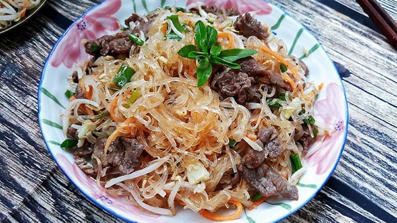 Đĩa miến Phú Hương xào thịt bò hấp dẫn, đầy màu sắc