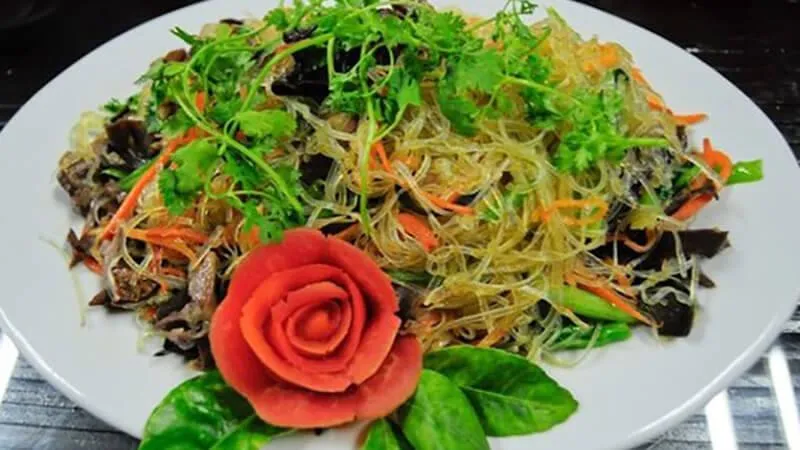 Món miến Phú Hương xào lòng gà thơm ngon, giòn sần sật