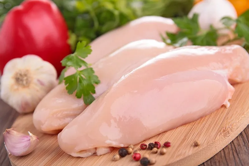 100g ức gà luộc chứa khoảng 106 - 112 calo, là lựa chọn lý tưởng cho những người muốn kiểm soát cân nặng